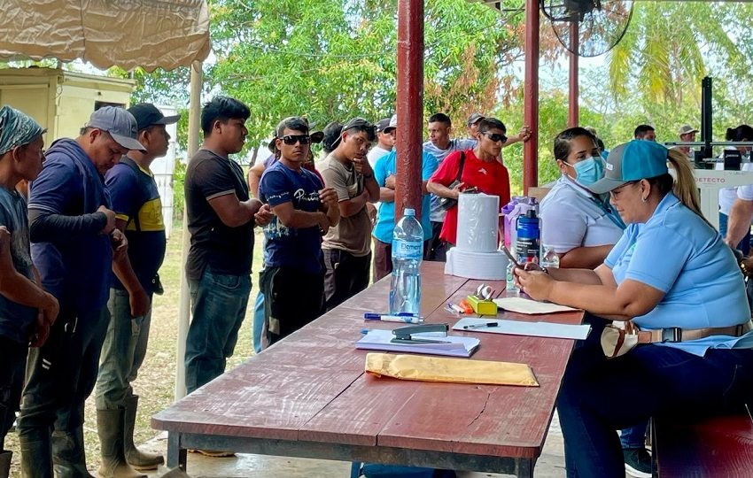 las autoridades de salud reforzaron acciones de prevención mediante ferias de salud como la realizada en la Posada Los Canelos, en Santa María.