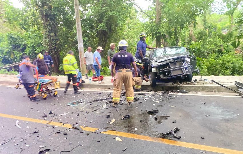 Los inspectores de la Autoridad de Tránsito y Transporte Terrestre (ATTT) y la Policía del tránsito en la provincia de Colón iniciaron la investigación de este accidente. Foto. Diómedes Sánchez