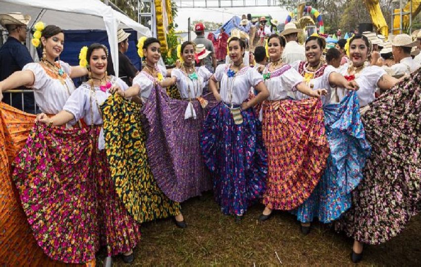 Es la primera vez que se realiza el desfile de polleras, el cual recorre las calles del poblado al toque de tamboritos y tunas, uniendo así la belleza del traje típico con el multicolor de las flores. Foto. Eric Montenegro