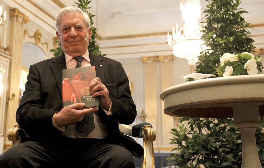El escritor peruano Mario Vargas Llosa antes de recibir el premio Nobel de Literatura. Foto: EFE