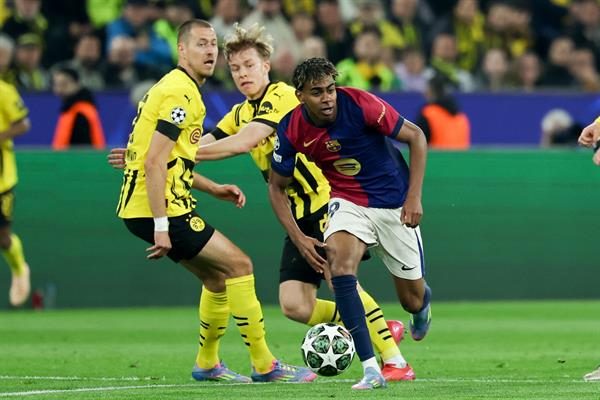Lamine Yamal de Barcelona  es acechado por Waldemar Anton del Dortmund. Foto: EFE