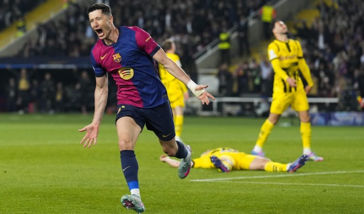 Robert Lewandowski del Barcelona celebra uno de sus goles ante el Dortmund, en el juego de ida de cuartos de final de la Champions. Foto:EFE