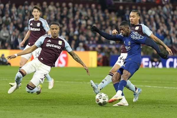 Ousmane Dembelé del PSG (izq.) realiza un remate durante el partido ante el Aston Villa.Foto: EFE