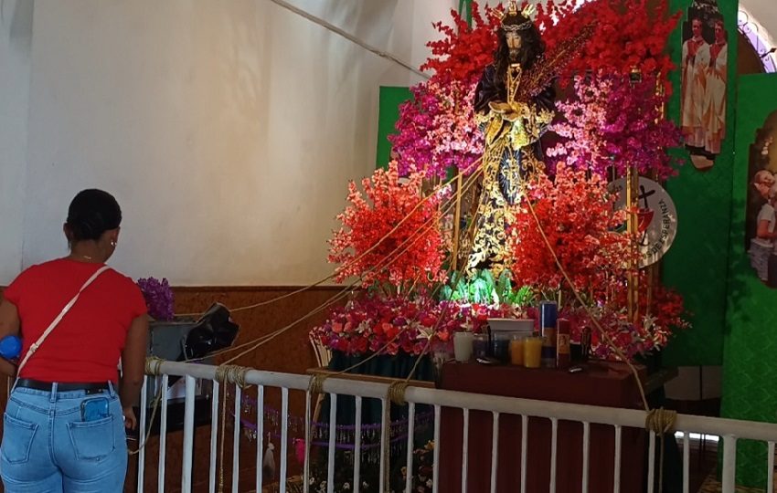 Las puertas de la Basílica Menor de Atalaya permanecen abiertas durante la Semana Santa. Foto. Melquíades Vásquez