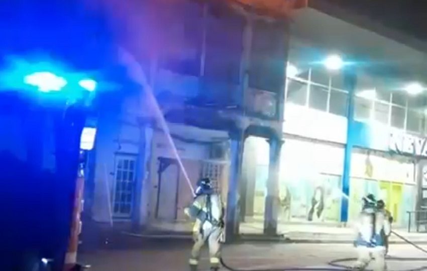 Unos 35 bomberos con varios vehículos de diferentes cuarteles de Colón participaron en la acción de sofocar el incendio que amenazaba con pasar hacia la empresa Nevada que opera al lado de esta edificación. Foto. Diómedes Sánchez