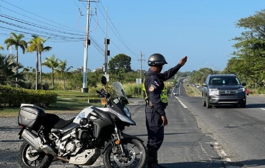 Las autoridades recomiendan a los viajeros que de ser necesario tengan un conductor designado y los papeles del carro y seguros en regla. Foto. Policía Nacional