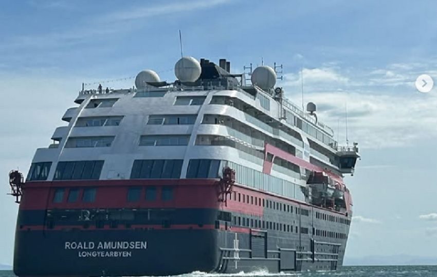Crucero  Roald Amundsen de bandera noruega, llegó el Viernes Santo. Foto. Gobernación de Veraguas