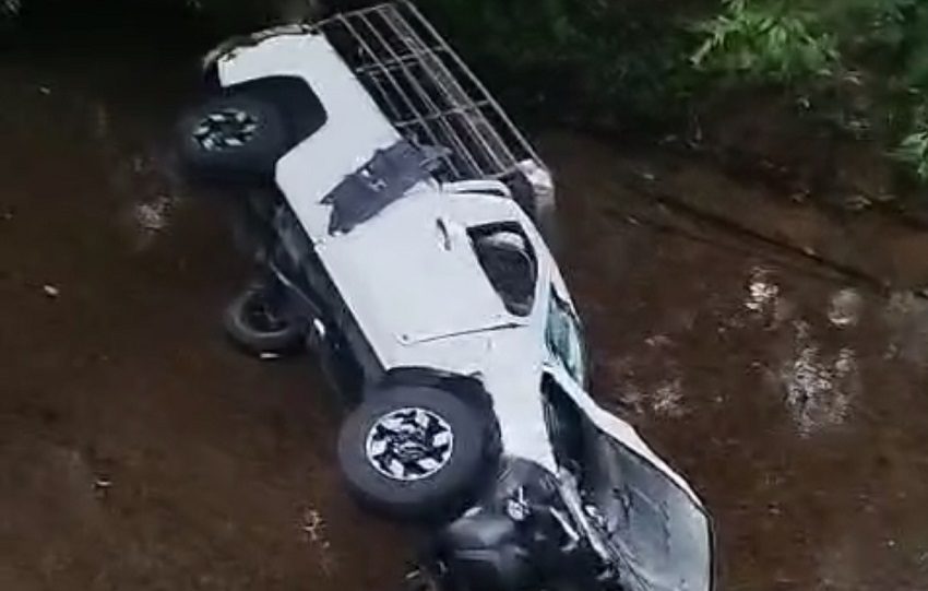 Se presume que el conductor del vehículo tipo pick-up, color blanco, perdió el control y fue a dar al río, a eso de las 8:00 de la noche del sábado. Foto. Diómedes Sánchez