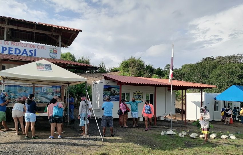 El ingreso a la isla tiene un costo de $4.00 para nacionales y $10.00 para extranjeros, precios que deben ser pagados previamente en línea mediante la plataforma del Ministerio de Ambiente. Foto. Thays Domínguez
