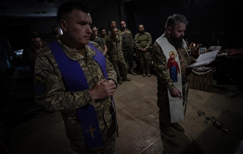 Capellanes militares ucranianos al celebrar este domingo, 20 de abril, la tradicional misa del Domingo de Pascua. Foto: EFE