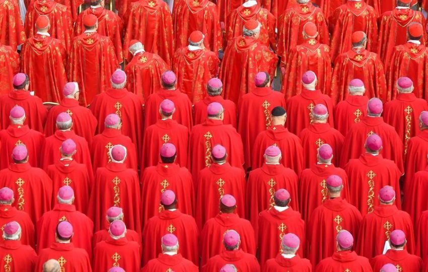 Cardenales  durante la ceremonia fúnebre por el Papa emérito Benedicto XVI (Joseph Ratzinger). Foto: EFE