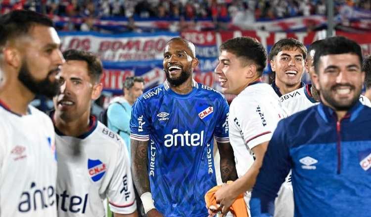 El panameño Luis 'Manota' Mejía (cent.), portero del Nacional. Foto: Instagram