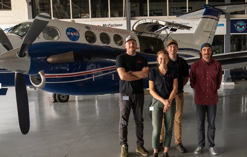 John Chapman, Katarina Kinne, Matt Roy y Michael Bernas en el Aeropuerto Marcos A. Gelabert en Ciudad de Panamá, listos para sobrevolar Panamá y Costa Rica con el avión N53W de la NASA detrás de ellos. Crédito: Ana Endara