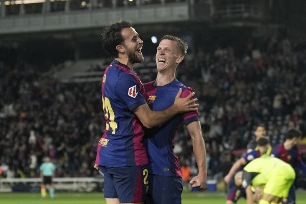 Dani Olmo del Barcelona (der.) festeja su gol ante el Mallorca. Foto: EFE