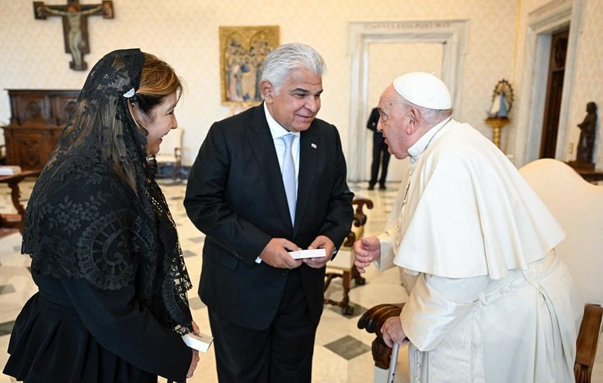José Raúl Mulino y su esposa Maricel Cohen junto al papa Francisco. Foto: Archivo