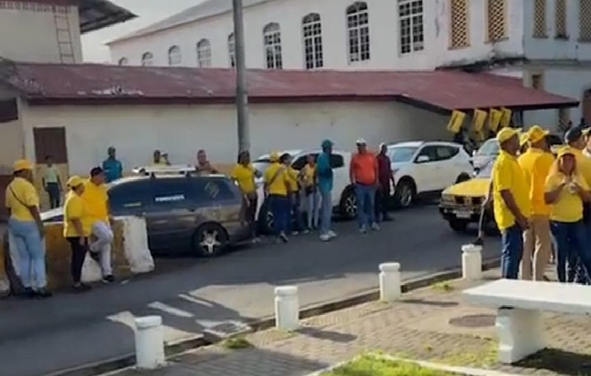 La calle 10 de la avenida Central de la ciudad de Colón, es el bastión de lucha este miércoles, por parte de los gremios educativos en la provincia de Colón, en el primer día de paro. Foto. Diómedes Sánchez