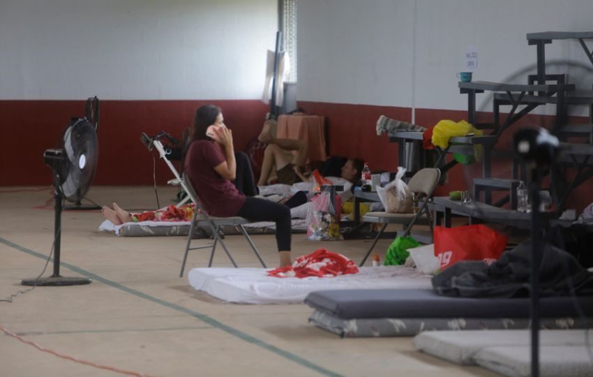 Migrantes deportados de los Estados Unidos a Panamá descansan en el albergue. Foto: EFE