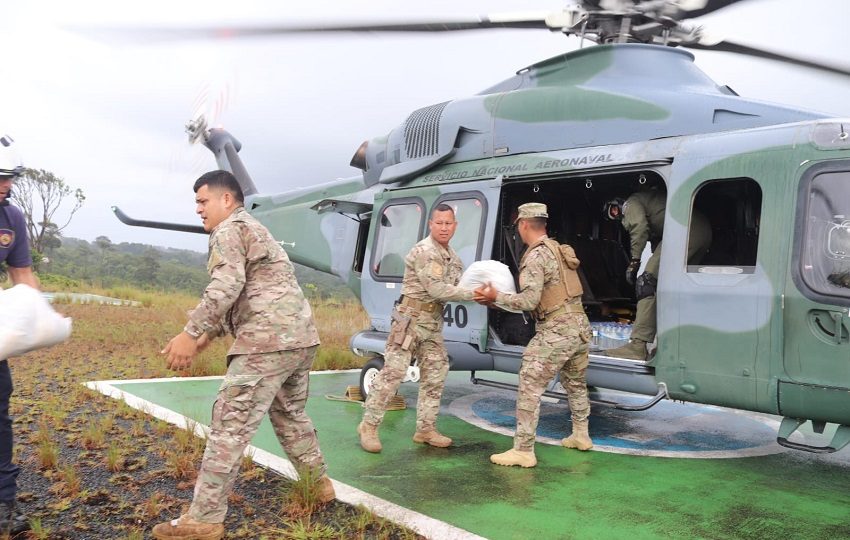 Debido a las lluvias, el río cerca a la población se desbordó y fue a parar a las casas, pequeños comercios y al centro educativo del área. Foto. Cortesía Senan