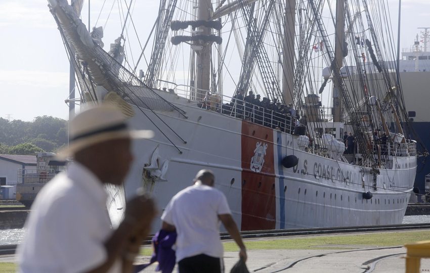 El velero ‘Eagle’ (Águila) mientras atraviesa las esclusas de Miraflores. Foto: EFE