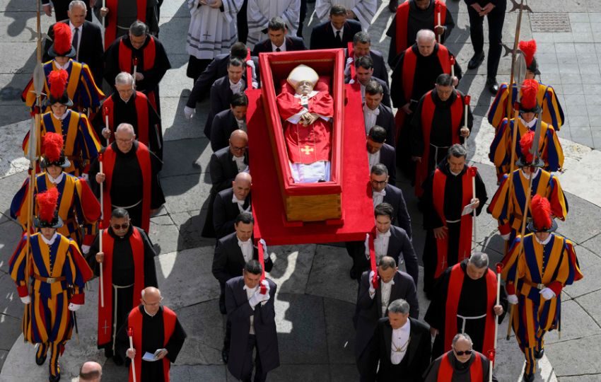 Féretro abierto del papa Francisco. Foto: EFE