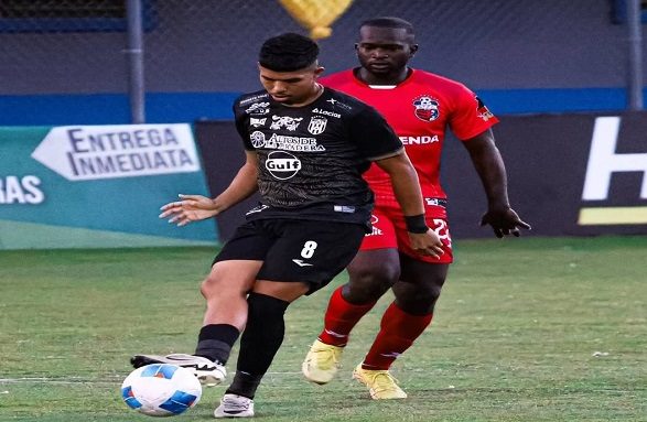 Yeison Ramírez jugador del CAI (8) despeja el balón ante la marca de Gabriel Chiari del San Francisco (22). Foto: @LPF