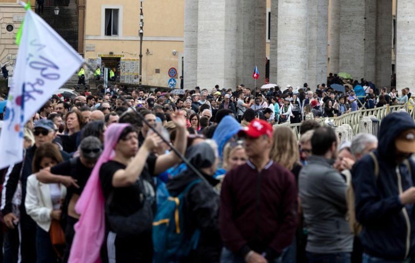 Numerosas personas esperan en fila para entrar a la Basílica de San Pedro a dar su último adiós al papa Francisco. Foto: EFE