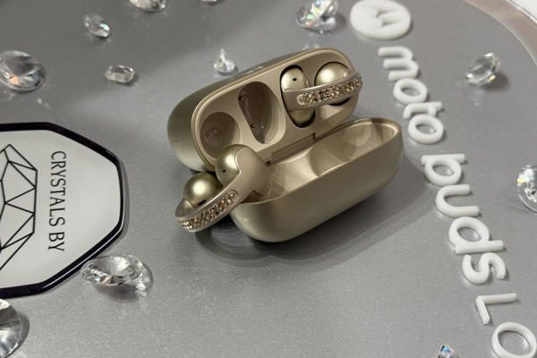 Auriculares Buds Loop de Motorola color beige champán con los cristales de Swarovski durante un evento este miércoles, en Nueva York (Estados Unidos). EFE