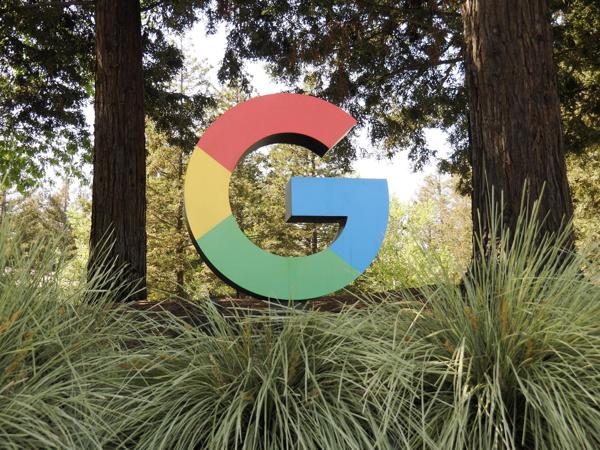 Logo de Google que se encuentra en la entrada del campus central en Mountain View, California, EE. UU. EFE