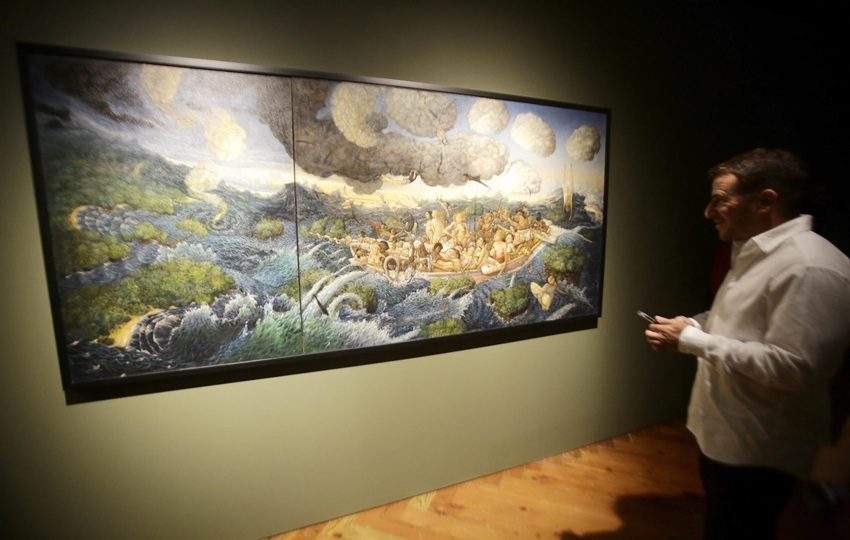 Una persona observa una obra en una exposición en Ciudad de Panamá. Foto: EFE