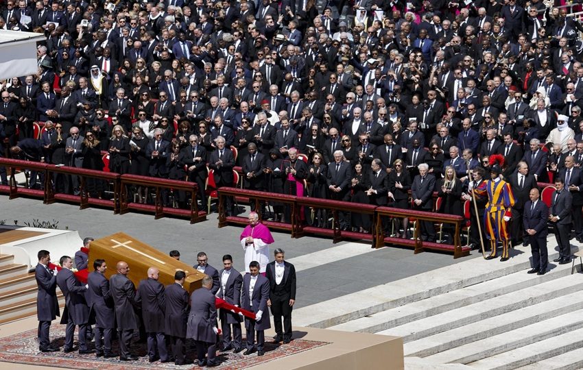 Miles despidieron al papa Francisco. Foto: EFE