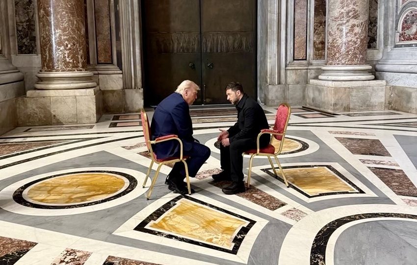 El jefe de la oficina presidencial ucraniana, Andriy Yermak, ha publicado en su cuenta de X una fotografía de Trump y Zelenski sentados cara a cara.  Foto: EFE