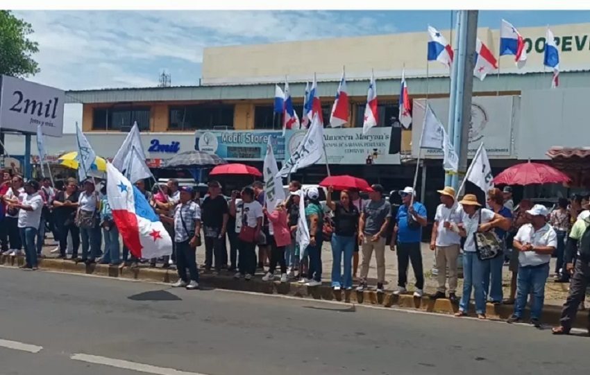La dirigencia magisterial no descarta que, a partir del próximo lunes las acciones de protestas sean distintas en las calles, ya que se unen otros grupos debidamente organizados a las acciones en las calles. Foto. Melquíades Vásquez