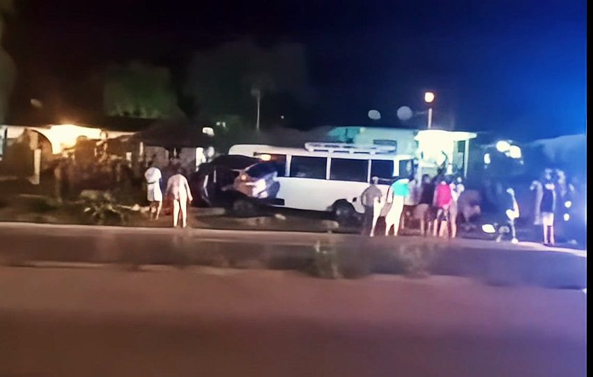 Informes preliminares sobre el accidente revelan que el conductor de la camioneta, al intentar realizar un giro indebido sobre la vía, colisionando al microbús. Foto. Cortesía