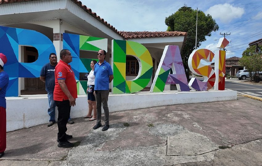  Los pocos taxis disponibles suelen priorizar carreras largas contratadas por turistas. Foto. Thays Domínguez