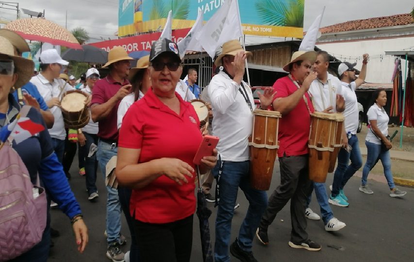 En la región de Azuero los docentes salieron a la calle a protestar al son del tamborito . Foto. Thays Domínguez