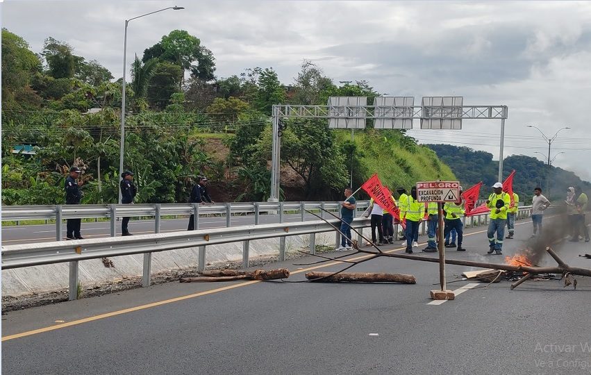 En Panamá Oeste el Suntracs cerró algunas calles. Foto. Eric Montenegro