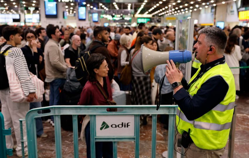 El apagón afectó los servicios ferroviarios. Foto: EFE
