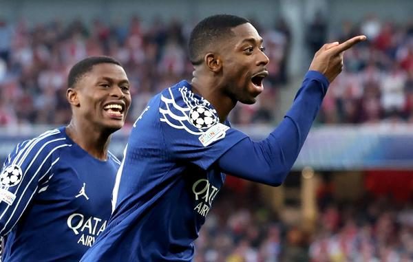 El jugador del PSG,Ousmane Dembelé ( der.), festeja su gol contra el Arsenal. Foto: EFE