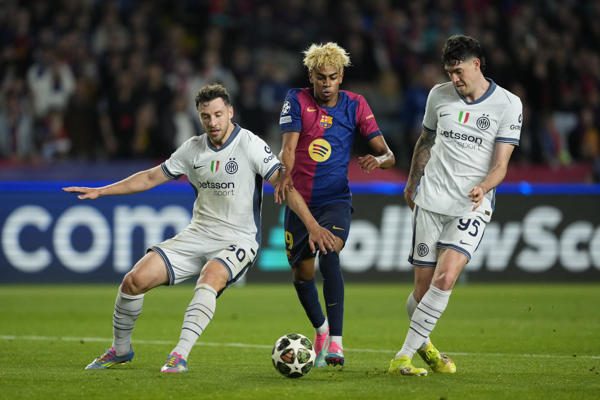 Lamine Yamal del Barcelona (cent.), disputa el balón ante dos jugadores del Inter Milán. Foto: EFE