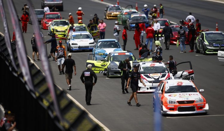 Pilotos y autos de carrera en el Autódromo de Panamá. Foto:EFE