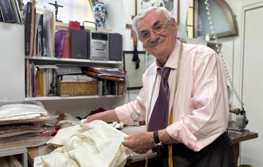 El sastre Raniero Mancinelli, de 86 años, prepara la sotana para el próximo papa. Foto: EFE