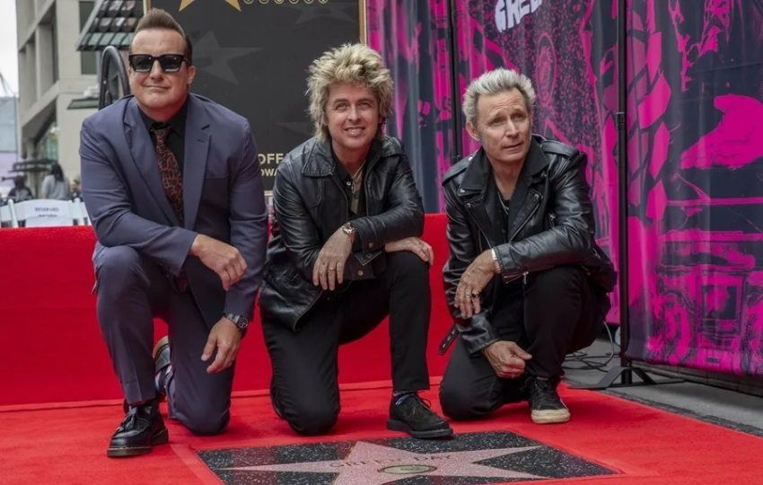 Tre Cool, Billie Joe Armstrong y Mike Dirnt posan con su estrella. Foto: EFE / EPA / Jill Connelly