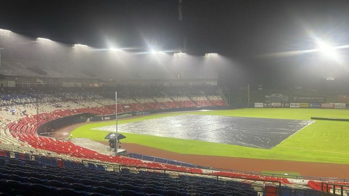 Estadio Rod Carew, la lluvia impidió que se jugará. Foto: Fdedebeis 
