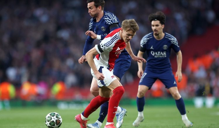 Martin Odegaard  del Arsenal y Fabián Ruiz del PSG, disputan el balón. Foto: EFE