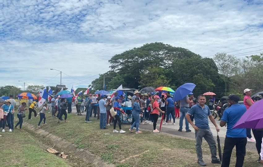 En Azuero, durante la manifestación, los docentes realizaron cierres intermitentes en la vía, generando afectaciones al flujo vehicular Foto. Thays Domínguez