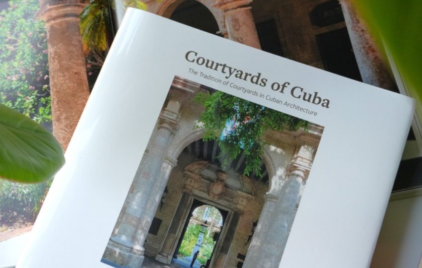 Portada de 'Courtyards of Cuba'. Foto: Cortesía