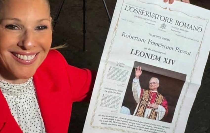 Jenia Nenzen posa con la portada del diario del Vaticano 'L’Osservatore Romano'. Foto: Instagram / @jenianenzen