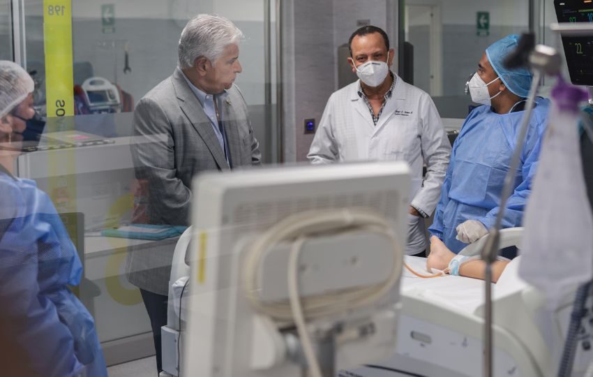 José Raúl Mulino en su visita al Hospital Pediátrico de Ciudad de la Salud. Foto: Cortesía