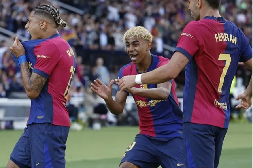 El delantero del Barcelona Raphinha celebra su segundo gol contra el Real Madrid con Lamine Yamal y Ferrán Torres. EFE/Alberto Estévez