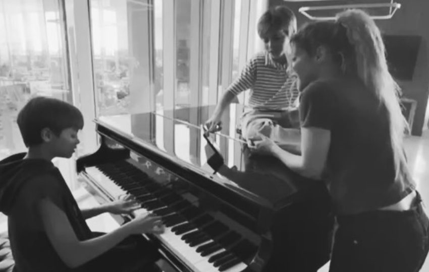 Milan y Sasha junto a su madre, Shakira. Foto: EFE / Shakira